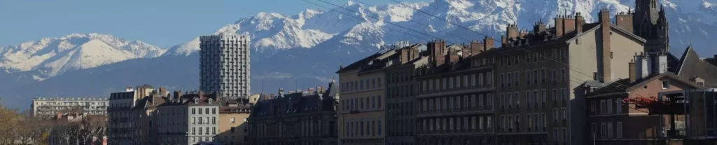 Vue panoramique sur la ville de Grenoble et ses montagnes