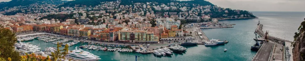 Vue panoramique de la mer et de la ville de Nice